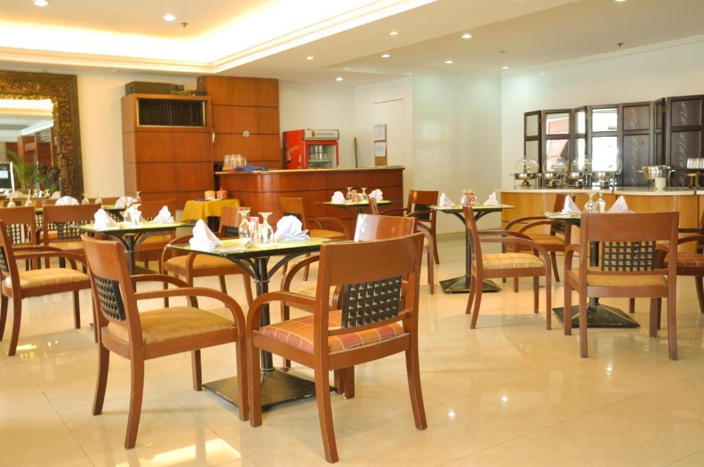 Richville Hotel Mandaluyong Exterior foto